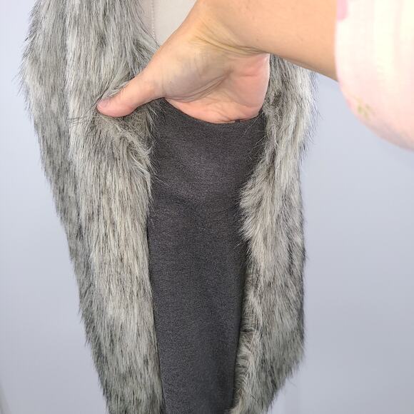 Faux Fur The Limited Shaggy Vest Size XS S‎ Gray Luxurious Mobwife NWT New - Picture 5 of 13